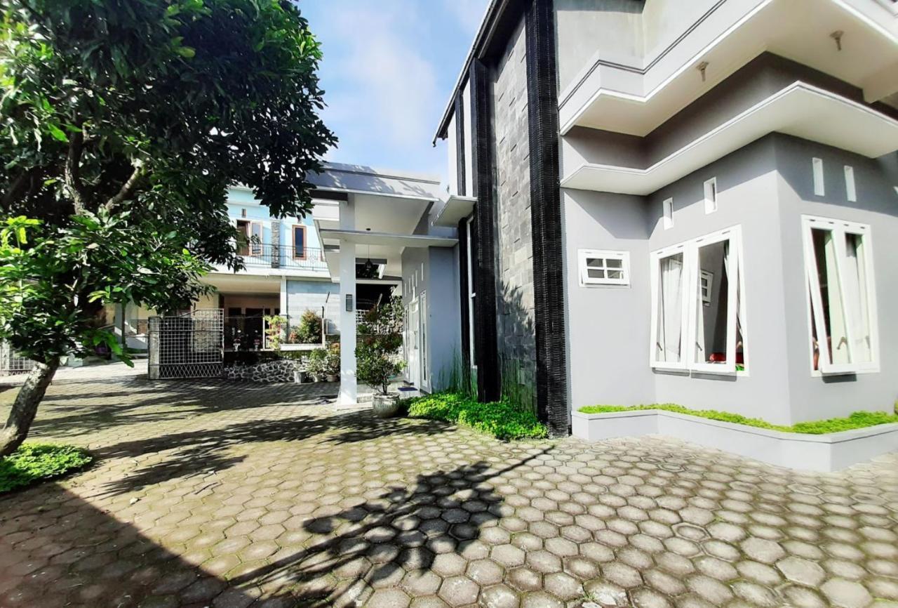 Villa Monesa Tretes Pasuruan Exterior photo