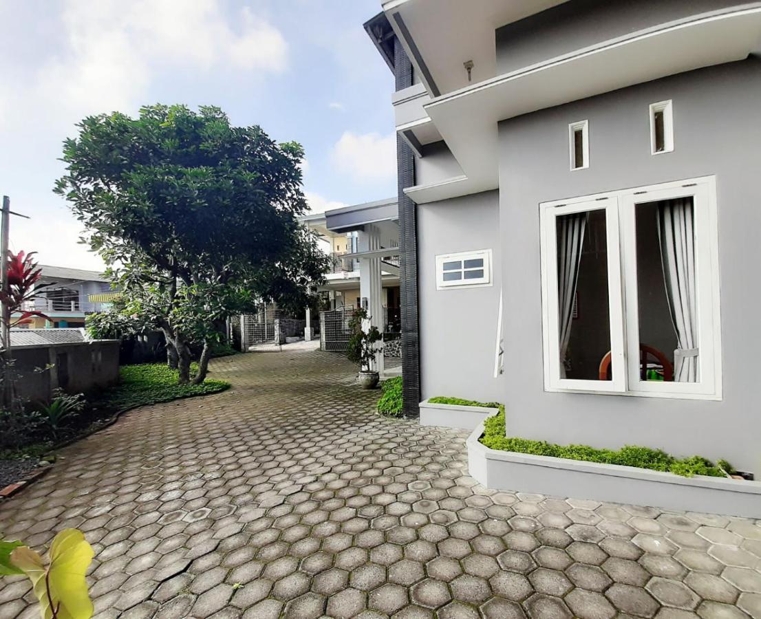 Villa Monesa Tretes Pasuruan Exterior photo